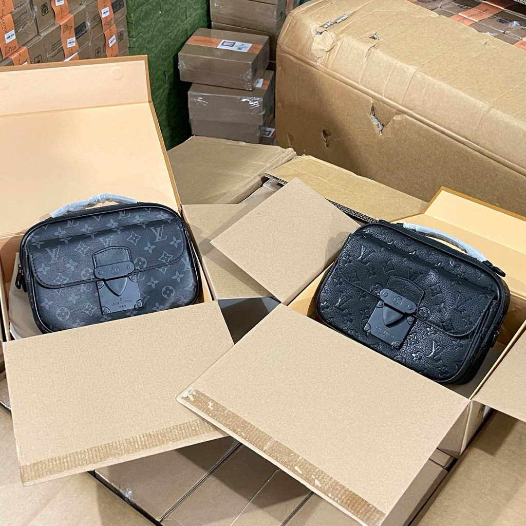 Túi cầm tay vân hoa và vân dập sức chứa lớn, kèm dây chéo tiện lợi, form nam nữ sang xịn, full box có sẵn.