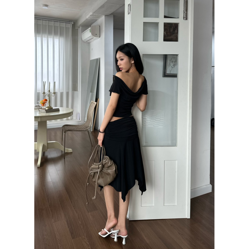 𝐀𝐢𝐬𝐡𝐚 𝐒𝐞𝐭 - Áo Cổ Thuyền Hở Lưng Và Chân Váy Lửng Nhún Cạp Trễ Sang Trọng Châu Âu Vibes NOCO.LABEL | BigBuy360 - bigbuy360.vn