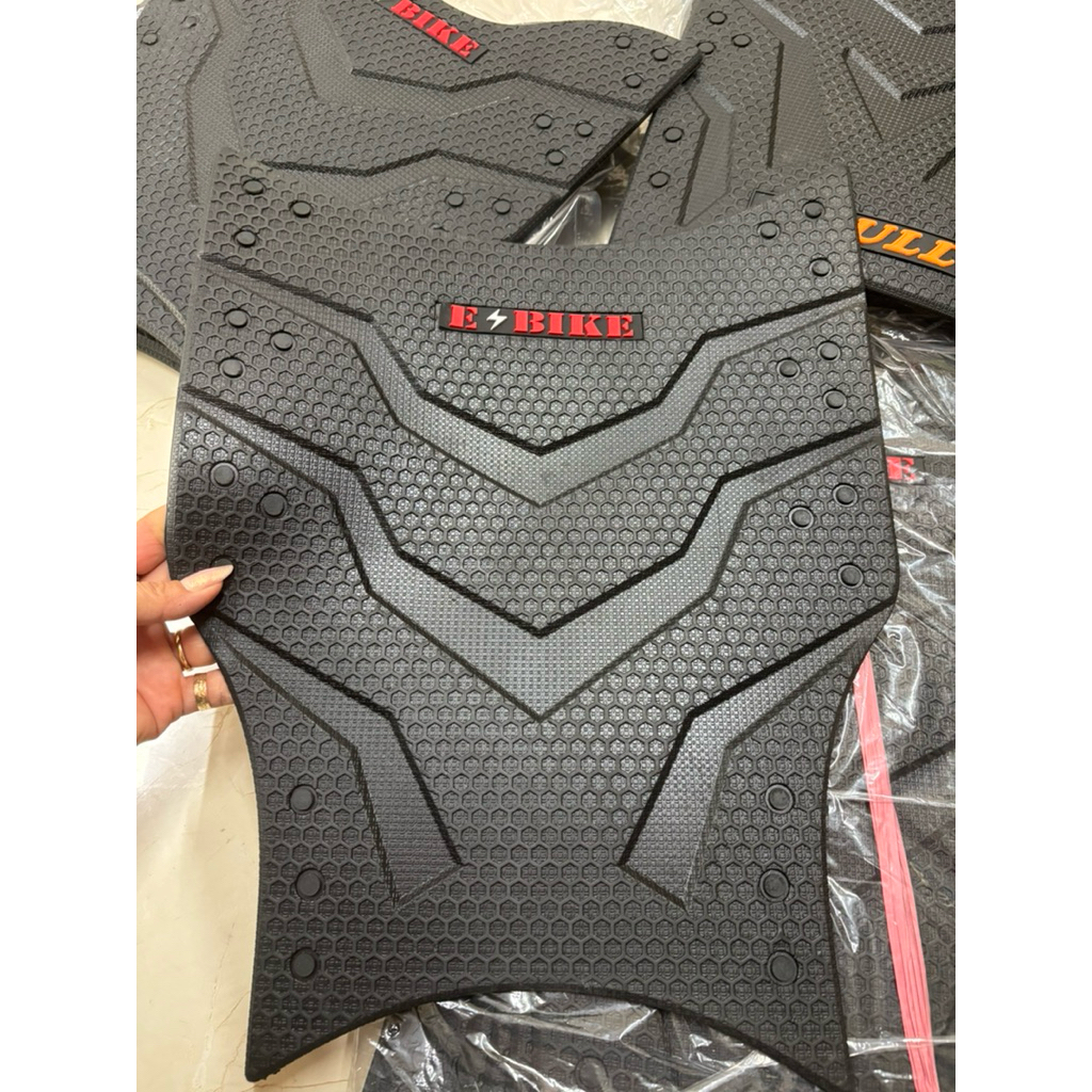 Thảm để chân xe điện Vekoo hãng Yadea, nhựa dày