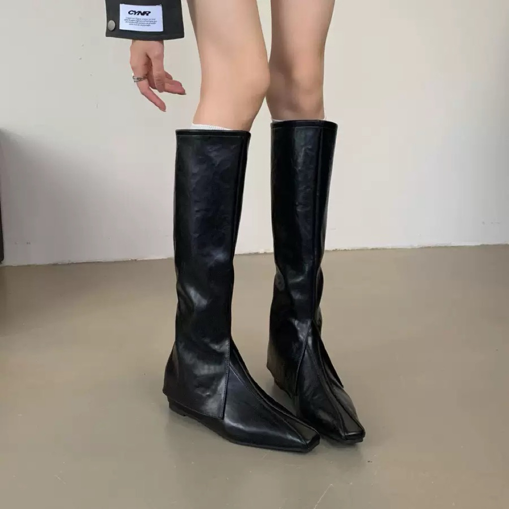 Giày boot nữ cao cổ mũi nhọn ống trùm style basic cá tính