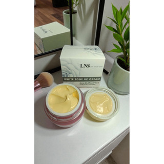 Kem làm trắng da White tone up cream