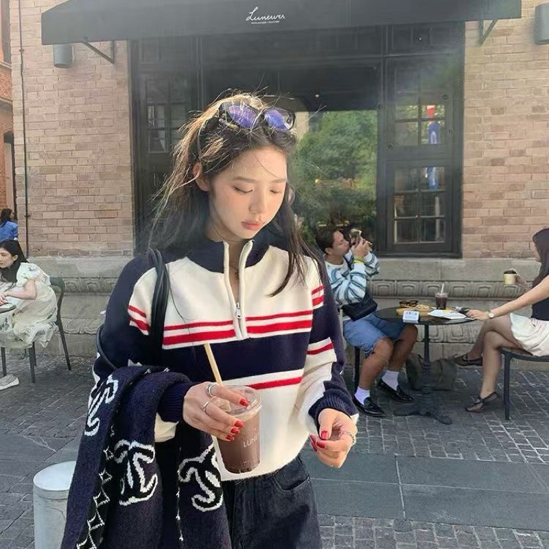 Áo Len Nam Nữ Cổ khóa Họa Tiết Sọc Đỏ Đen Phong Cách Tỷ Tỷ Trung Quốc New 2026 - Áo Len Cổ Khóa Sọc 