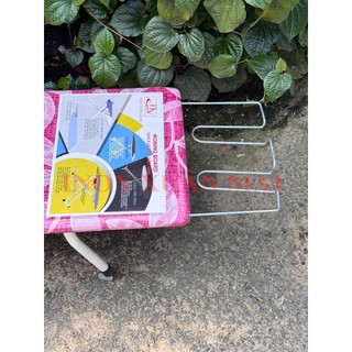 Bàn để ủi quần áo dạng ngồi họa tiết ngẫu nhiên