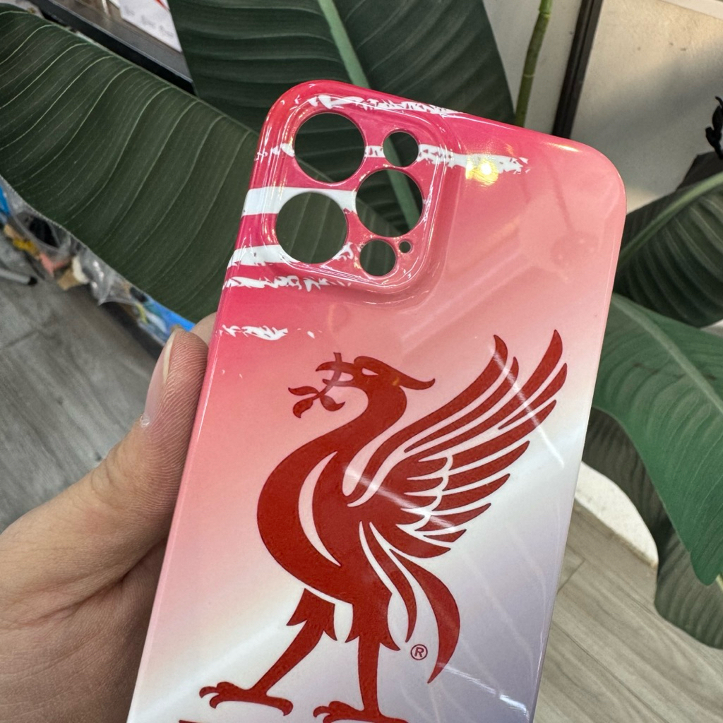 "Ốp lưng iPhone đội bóng Liverpool - Thiết kế logo nổi bật trên nền trắng đỏ - Phụ kiện fan LFC"