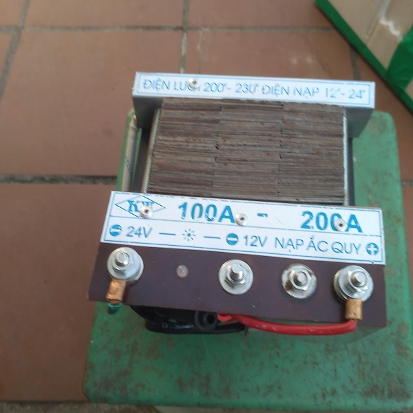 Nạp Bình 12V- 200A dây đồng nhập hàn quốc