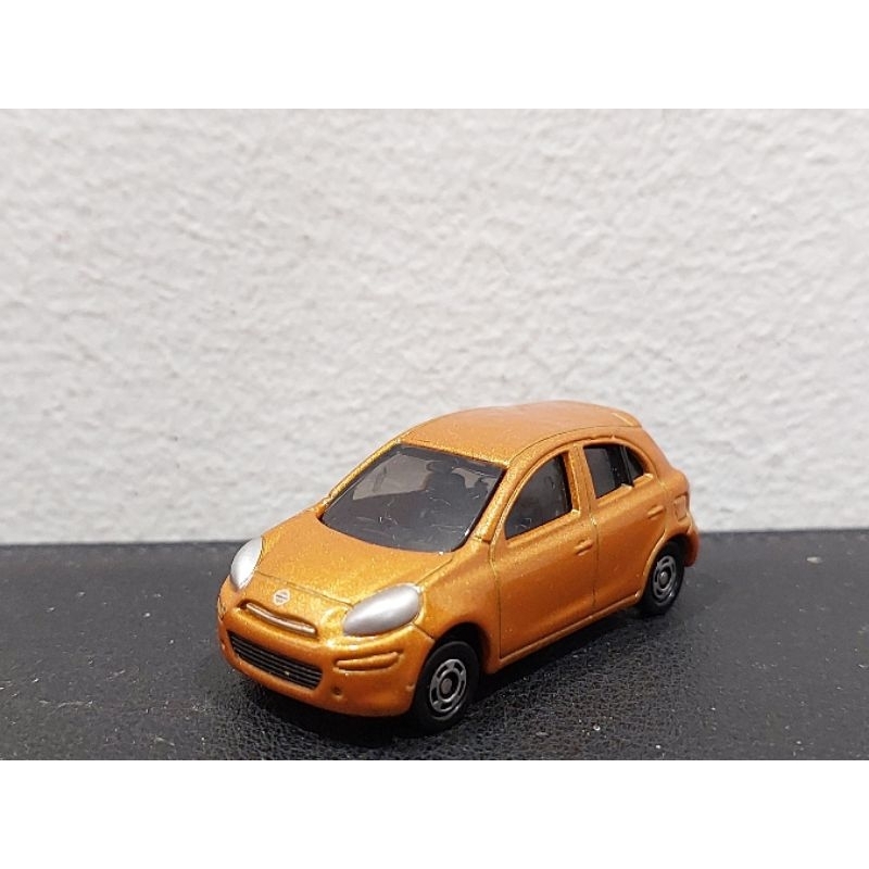 Xe mô hình Tomica Nissan March (Tomica Let's Play with Tomica Carrier Car Set)  - Made in Vietnam