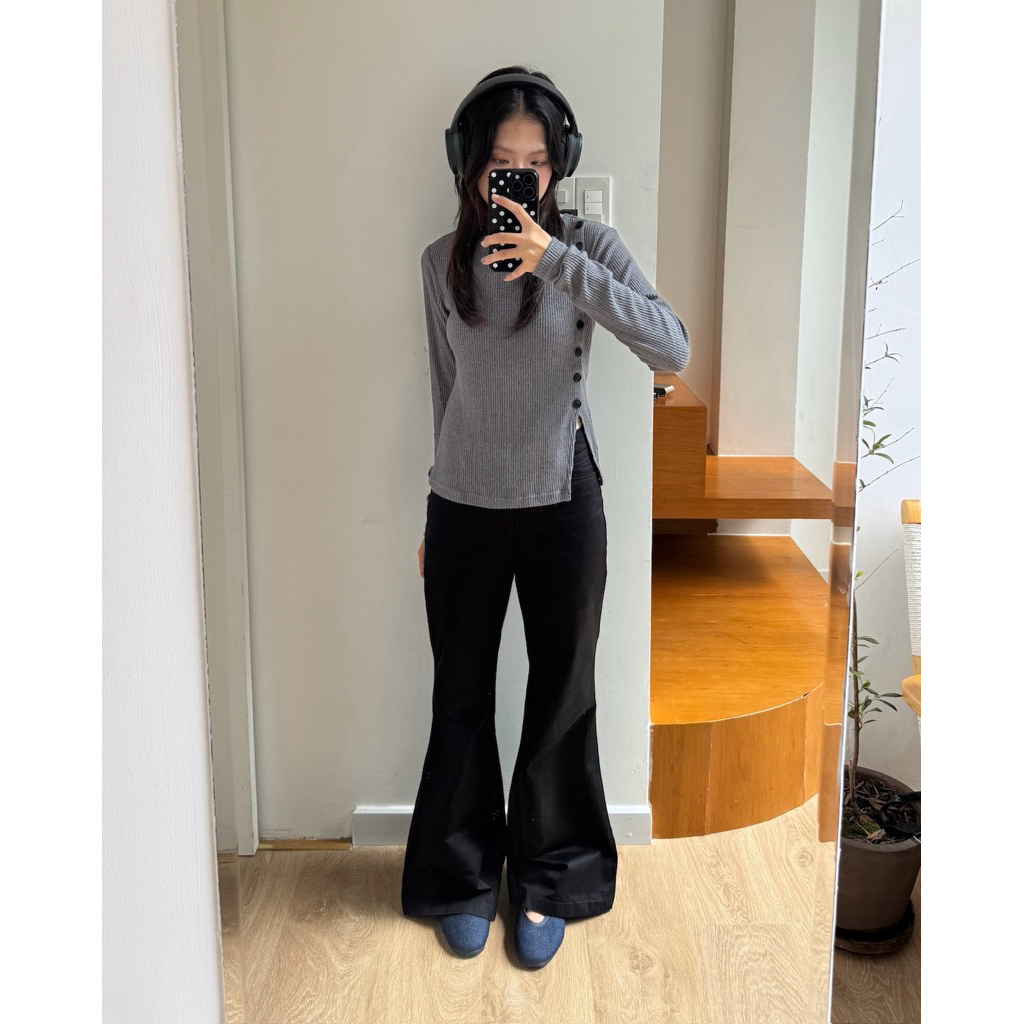 Áo len gân xám nút lệch - Aufra studio