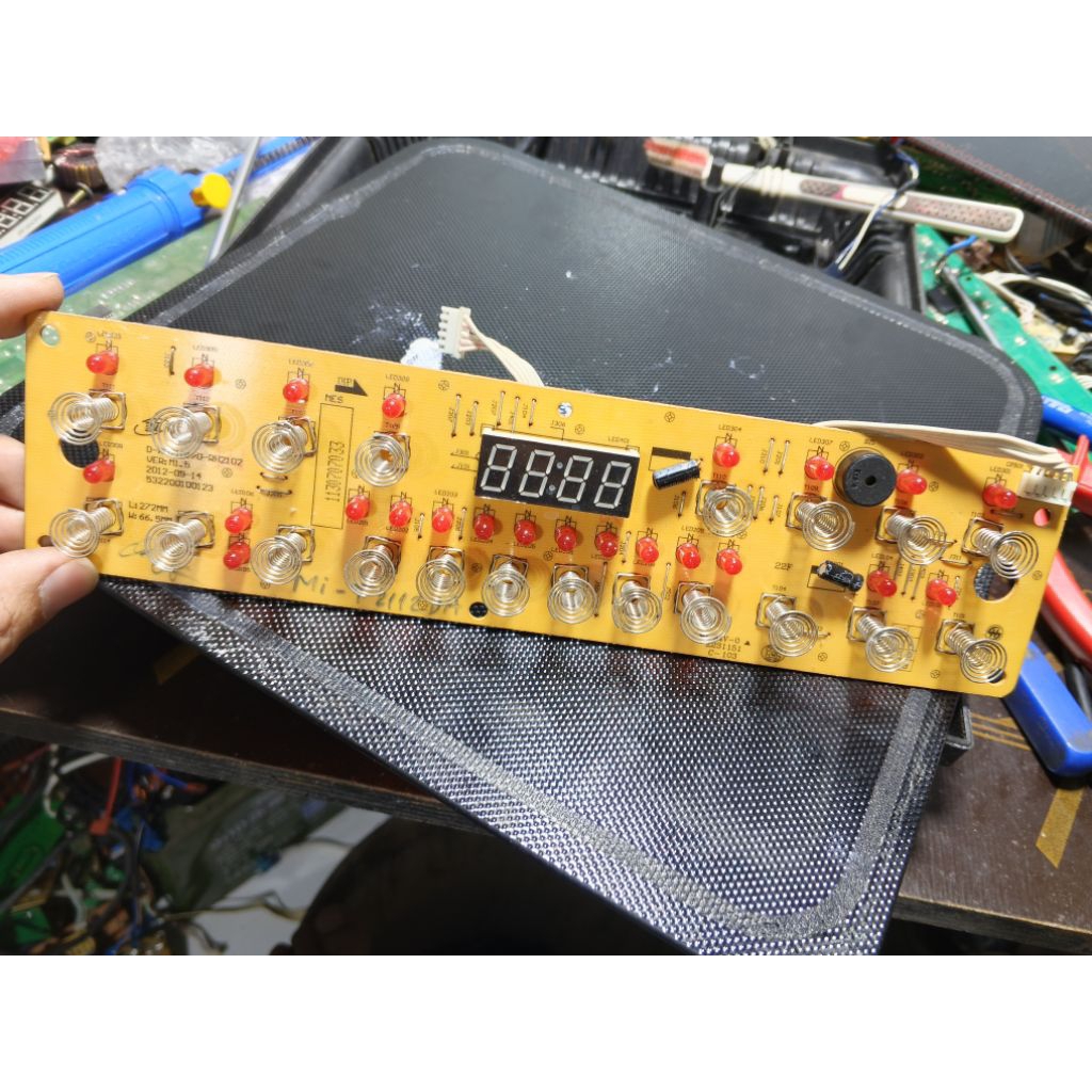 bo mạch điều khiển hiển thị của bếp từ Midea MI-T2112DA tháo bếp