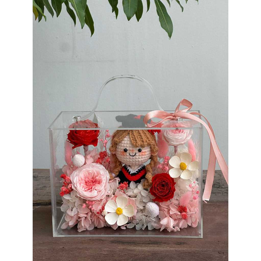 Hộp mica hoa khô búp bê len tốt nghiệp size 20x15x10cm