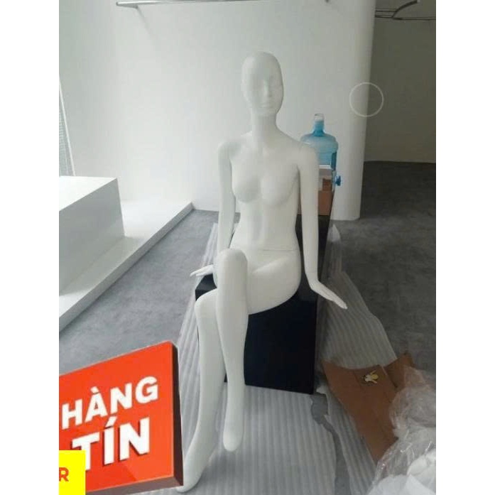 Manocanh nữ dáng ngồi tay thẳng chéo chân chọn màu ghi chú inbox - sada shop 06