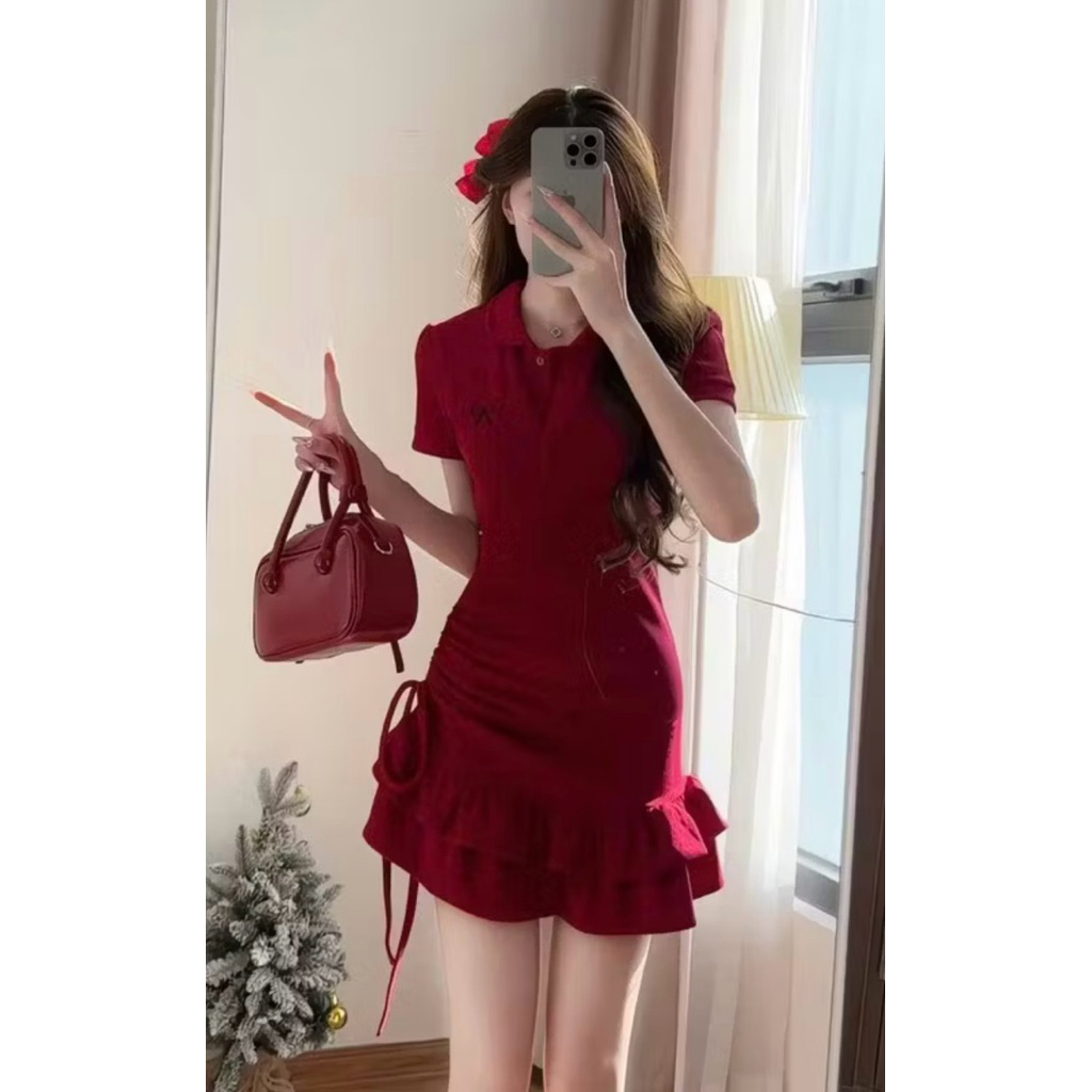 Váy đầm nữ Tết 2026 màu đỏ freesize dưới 55kg – Đầm ôm nhẹ tay phồng cổ polo chân bèo, đồ nữ đi chơi