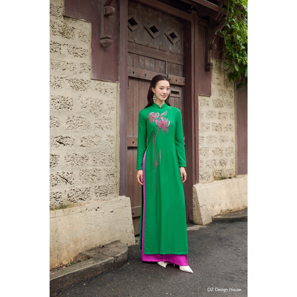 Áo dài OZ Design House AD10314SUM25, dáng truyền thống, thô lụa xanh lá thêu hoa Peony