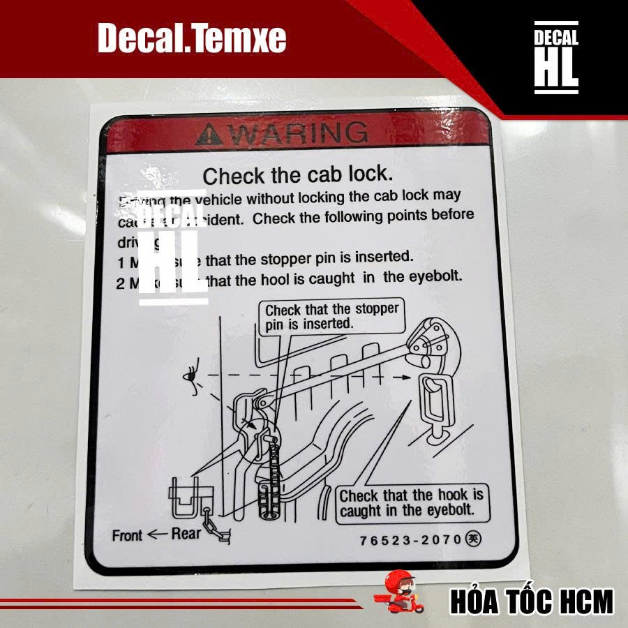 Tem cảnh báo kiểm tra khóa cabin dán xe tải. Tem cảnh báo dán xe tải CA010