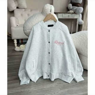 Áo khoác bomber nỉ form rộng tay bồng màu xám trắng in chữ phụ kiện- BomBer Q