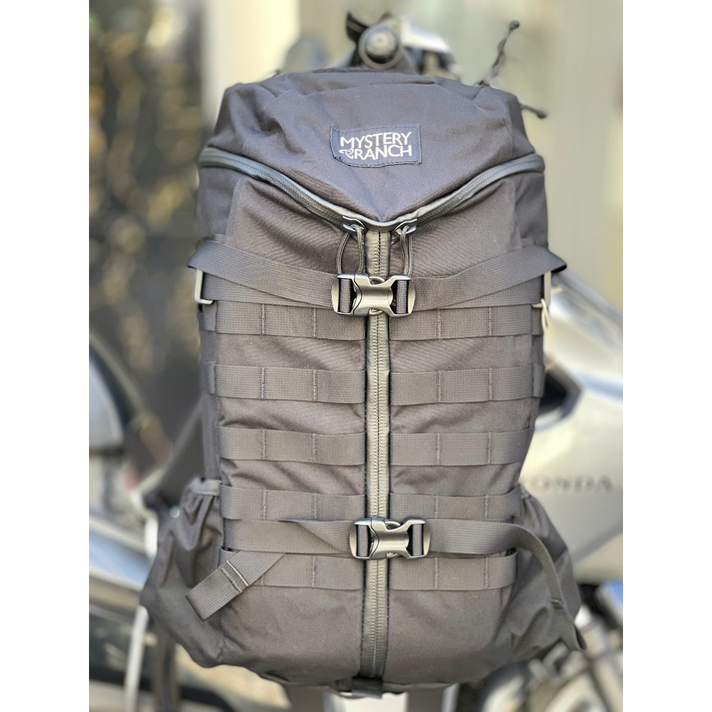 balo đen Mystery Ranch 2 Day Assault – "Cỗ Xe Tăng" Cho Nhu Cầu Hàng Ngày