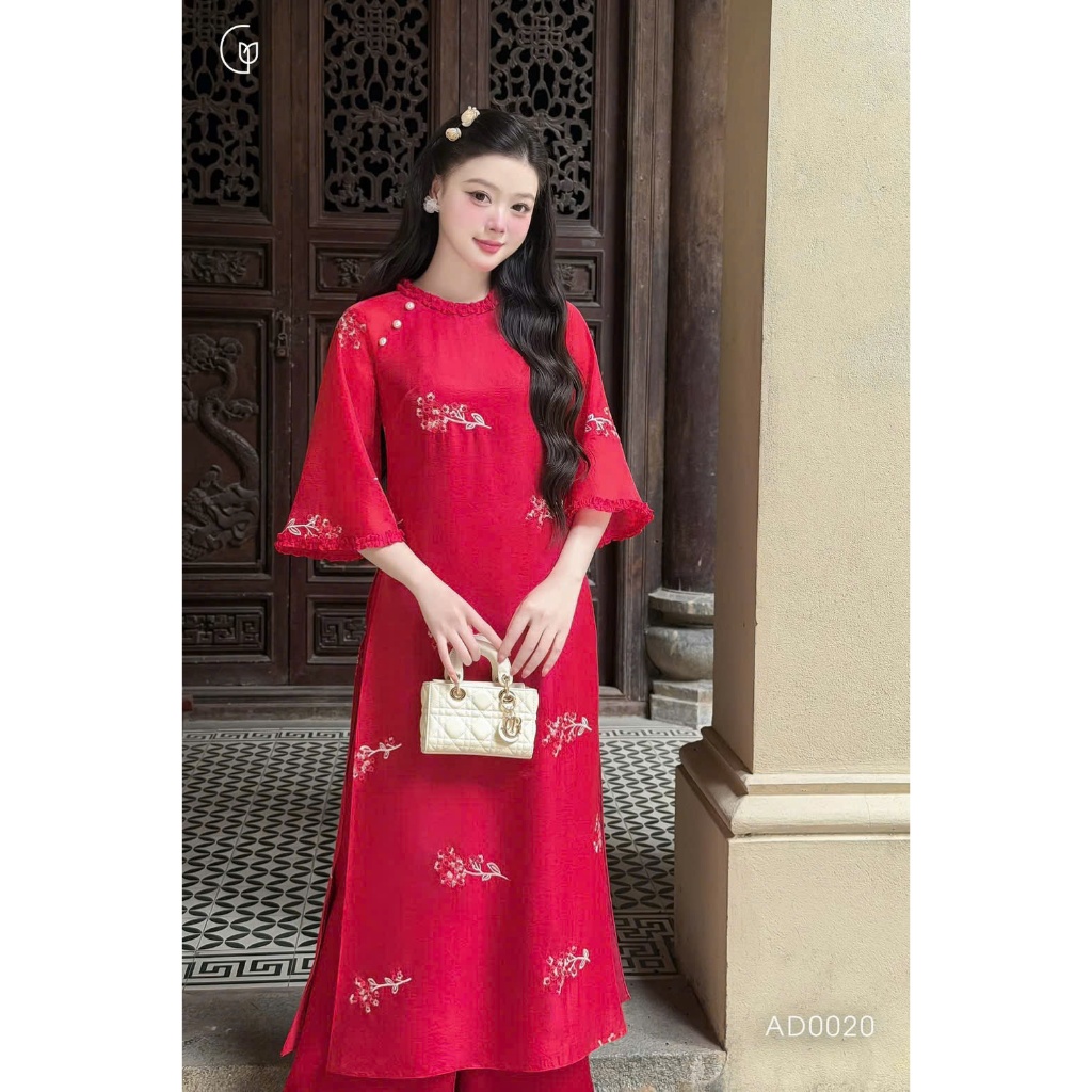 Áo dài tơ thêu mềm mại phối quần lụa ống rộng – form chuẩn tôn dáng, outfit tết cực cuốn hút