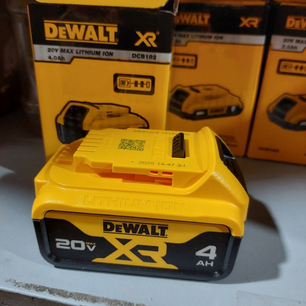 Pin Dewalt DCB182-B1 20V-4.0Ah Hàng Chính Hãng, BH 1 năm
