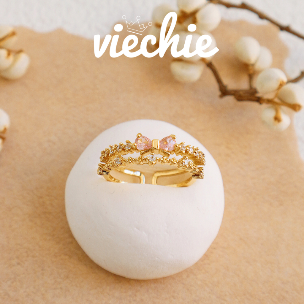 [FREESIZE] Nhẫn nữ TWINKLE nơ đá hồng mạ vàng 18K VIECHIE R0180