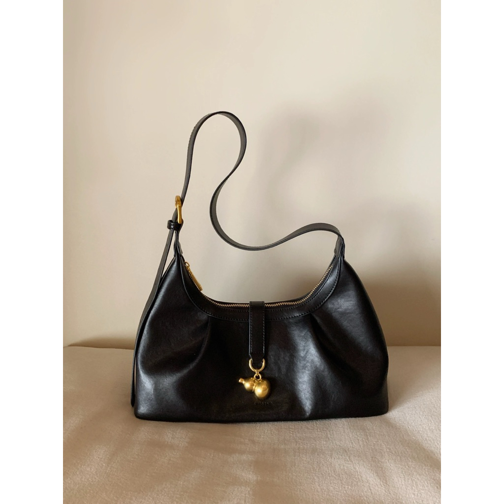 {𝑨𝒖𝒕𝒉}(𝑺𝒂̆̉𝒏𝑺𝒉𝒊𝒑) Túi tote 𝐂𝐇𝐈𝐎’𝟐𝐍𝐃 da PU kèm charm (CD2253)