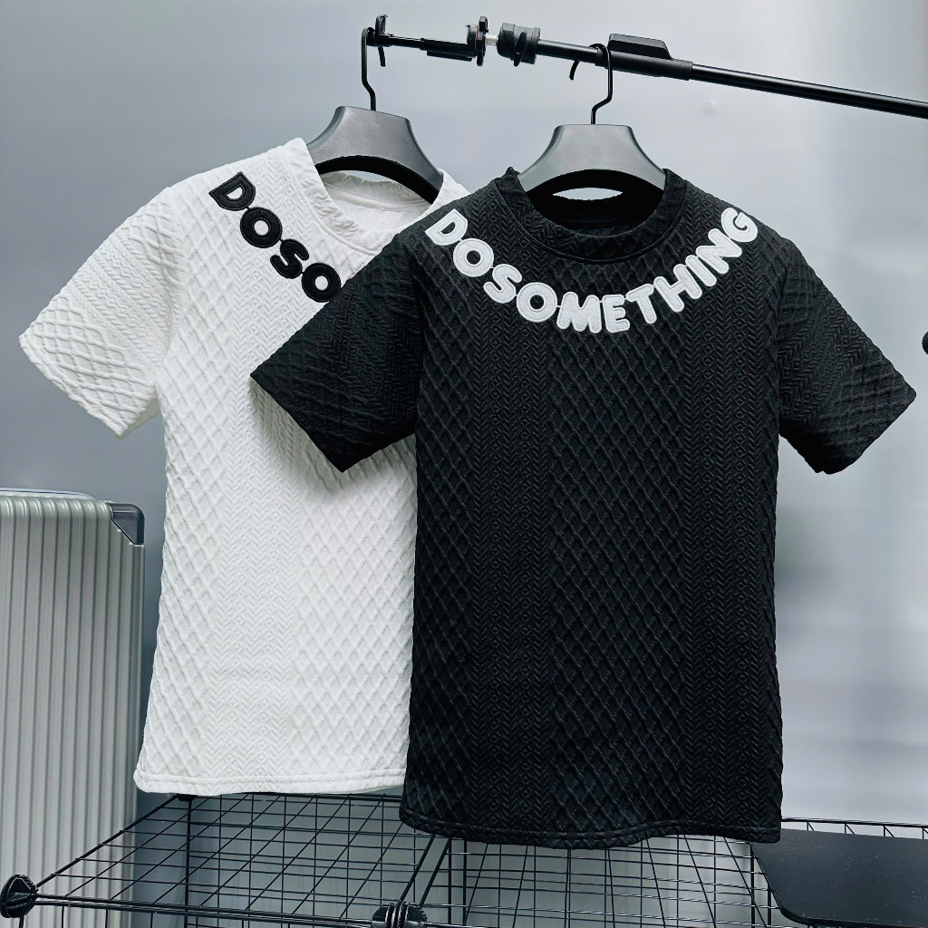 P128 Áo thun nam tay ngắn cổ tròn vải thun xốp co giãn dập vân nổi chữ thêu màu đen màu trắng