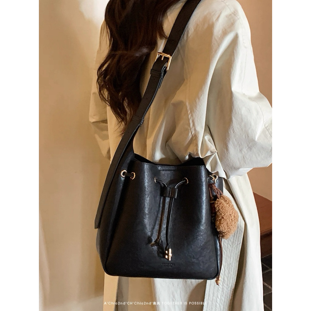 {𝒄𝒉𝒊́𝒏𝒉 𝒉𝒂̃𝒏𝒈}(𝑺𝒂̆̉𝒏𝑺𝒉𝒊𝒑) Túi tote 𝐂𝐇𝐈𝐎’𝟐𝐍𝐃 Pu kèm charm (CD33208)