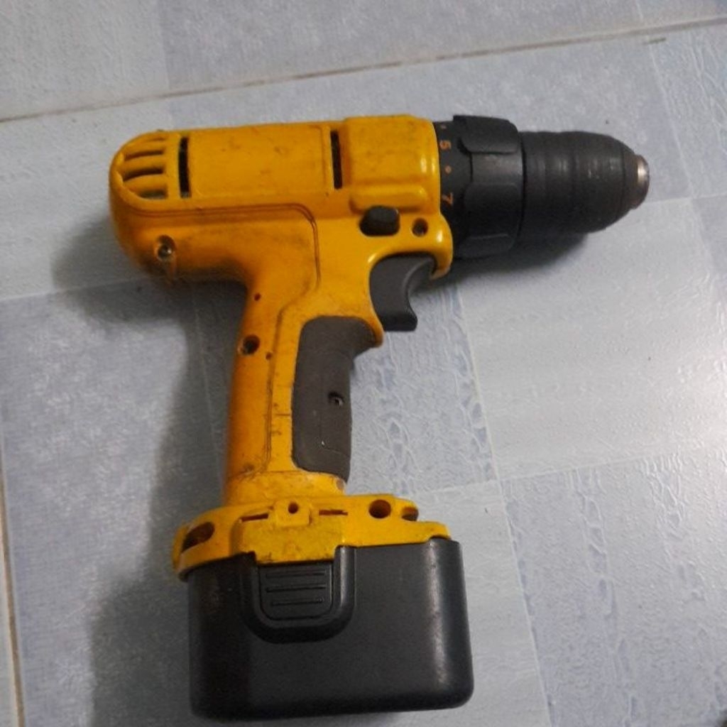 khoan cỏ Dewalt 12v