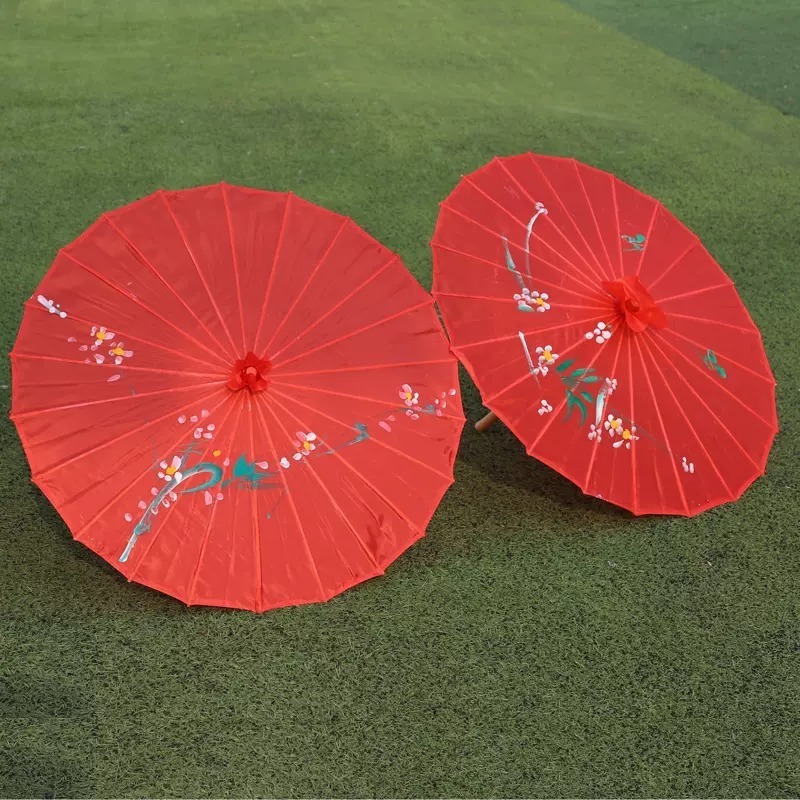 Ô Nhựa Đỏ 84cm Nan Gỗ – Đạo Cụ Chụp Ảnh & Trang Trí Tết Sang Trọng