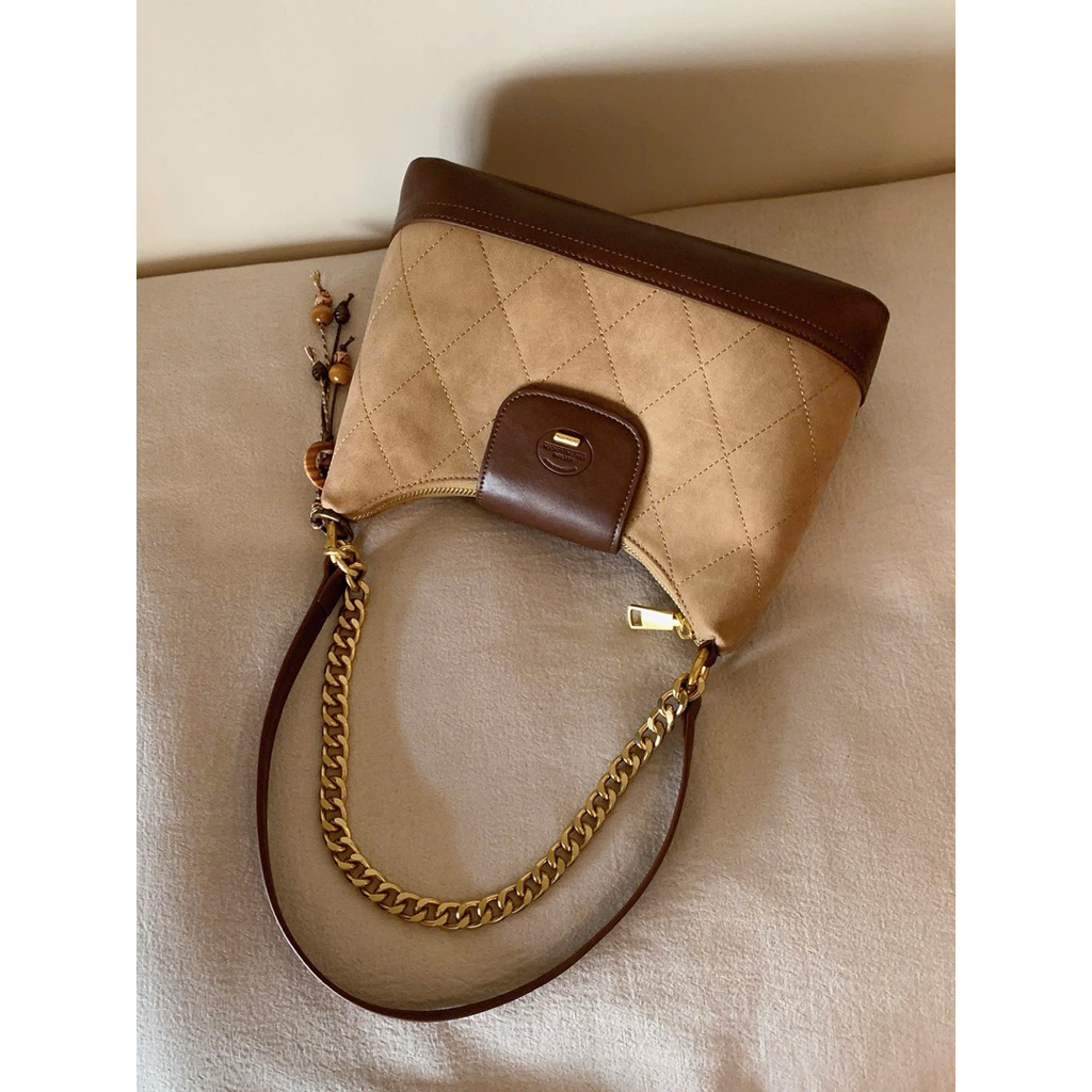 Túi CHIO kẹp nách size 25cm Da lộn Charm Hạt MS302