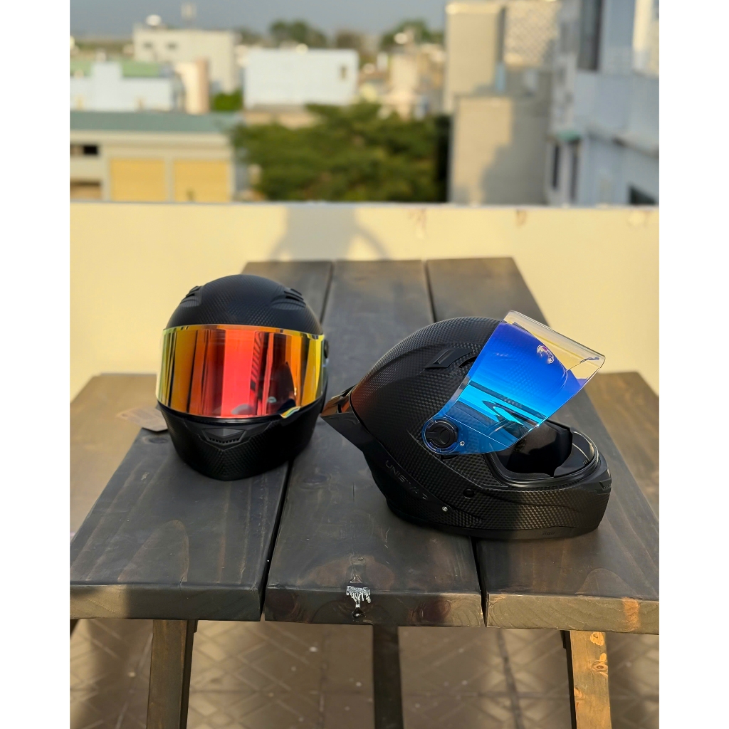 Combo Mũ bảo hiểm AGU Cacbon nhám đen kèm đuôi gió Pista và túi rút