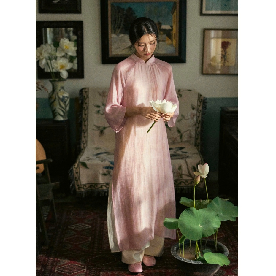 Áo Dài Tủ Nhà Mây Sen Hạ 2025 tơ dập sóng màu hồng phối quần tapta ánh kim màu kem