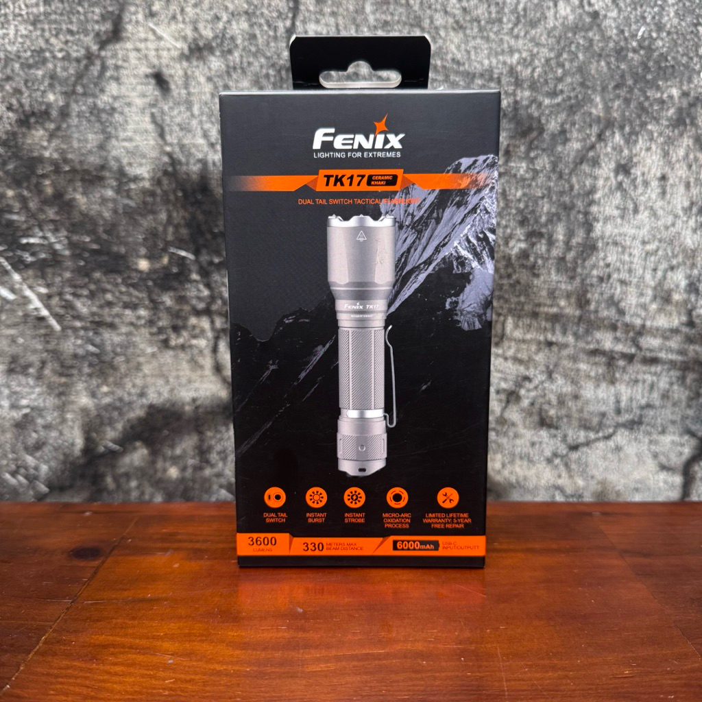 đèn pin Fenix TK17 Sáng 3600 lumens với tầm chiếu 330 mét