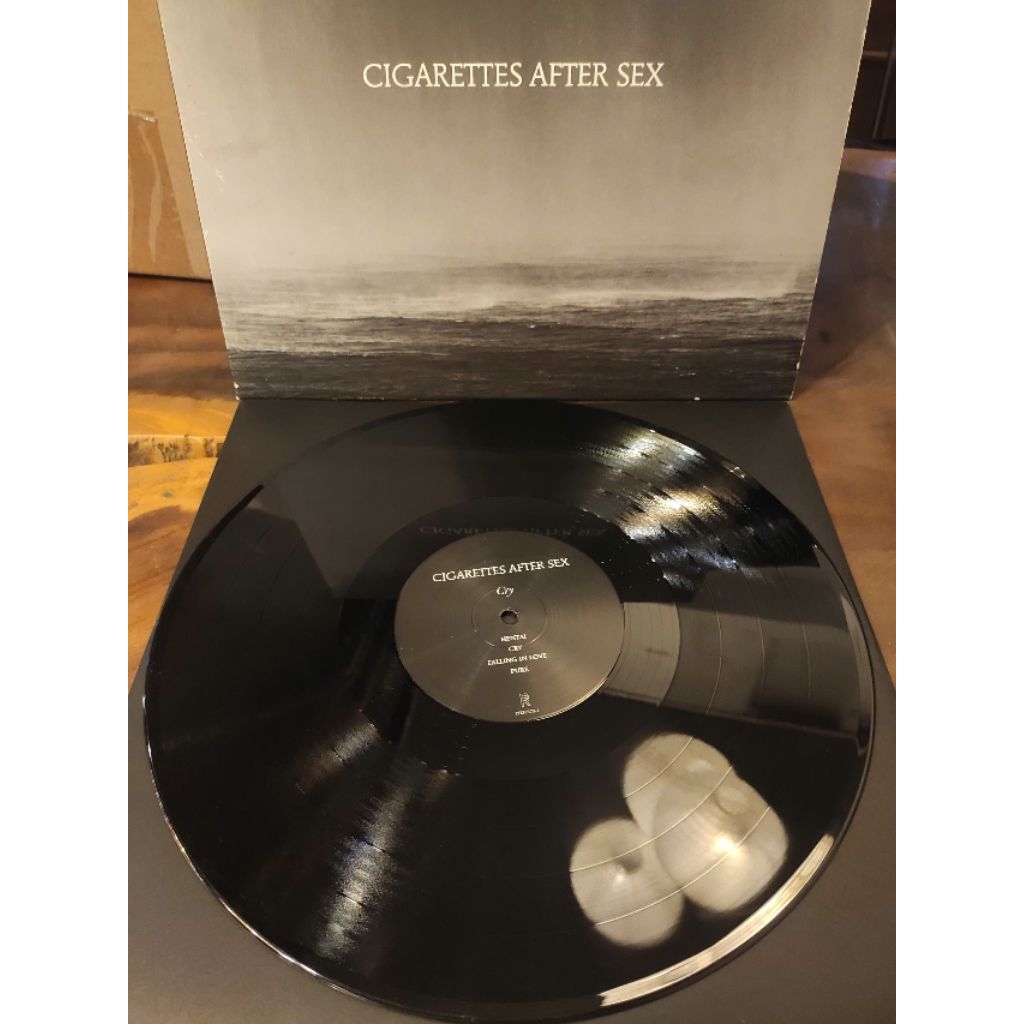 đĩa than CIGARETTES AFTER SEX (Mua 1 tặng 1 móc khoá)