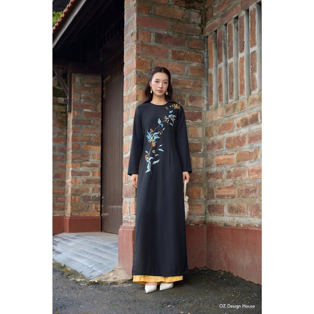 Áo dài OZ Design House AD04319KT25 thô lụa cổ tròn thêu hoa Mimosa màu đen