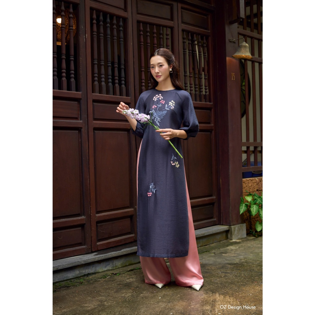 Áo dài OZ Design House AD02241KT25 organza cổ tròn thêu hoa cỏ màu xanh tím than