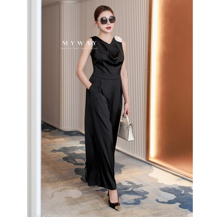 Jumpsuit Dài Ống Rộng Đen Hoa Cài MY WAY Elegant Fashion Thanh Tao Hiện Đại 1MQLA1758H