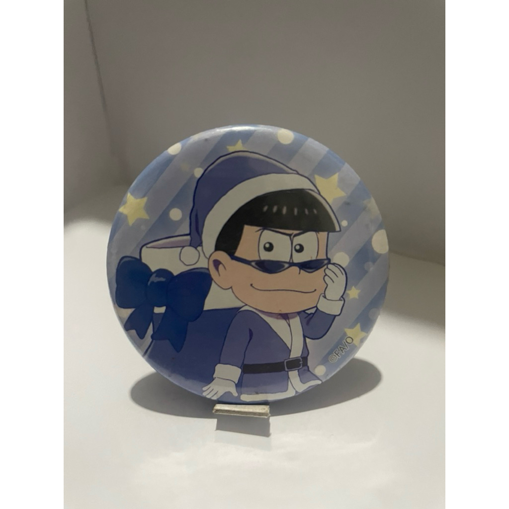 Tiệm đồ cũ - Huy hiệu cài áo Karamatsu (Osomatsu-san) chính hãng - ảnh thật