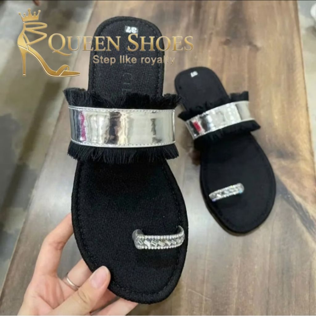 Queen shoes - Mẫu Mới Dép Lê Mũi Tròn Xỏ Ngón Quai Phản Quang Màu Bạc Tua Rua