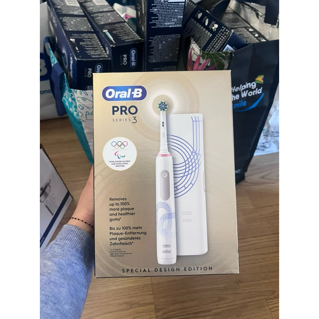 Bàn chải điện Oral B pro 3 Olympic, 1 máy 1 đầu chải , 1 bộ sạc, 1 hộp đựng du lịch.