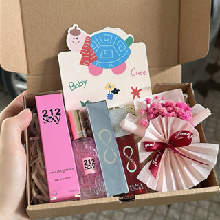  SET QUÀ TẶNG GỒM NƯỚC HOA SON MÔI HOA VÀ THIỆP XINH 