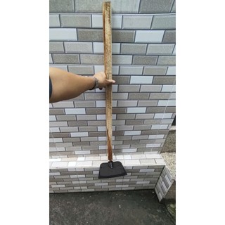 Cuốc làm vườn cán bằng gỗ dài 1 mét