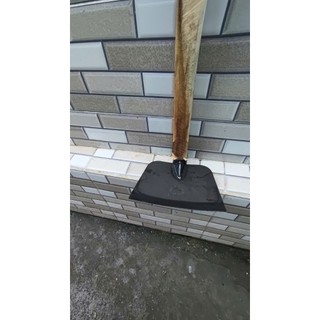 Cuốc làm vườn cán bằng gỗ dài 1 mét