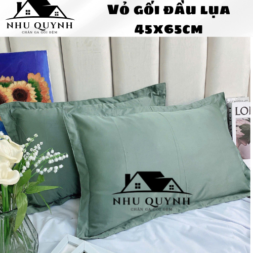 Vỏ gối nằm và vỏ gối ôm chất liệu lụa đơn sắc, kích thước tiêu chuẩn 45x65cm, sang trọng và mềm mại.