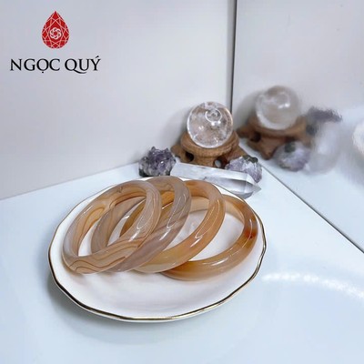 Vòng mã não bản hẹ trắng vân đỏ bản 9-11mm dày 7mm - Ngọc Quý