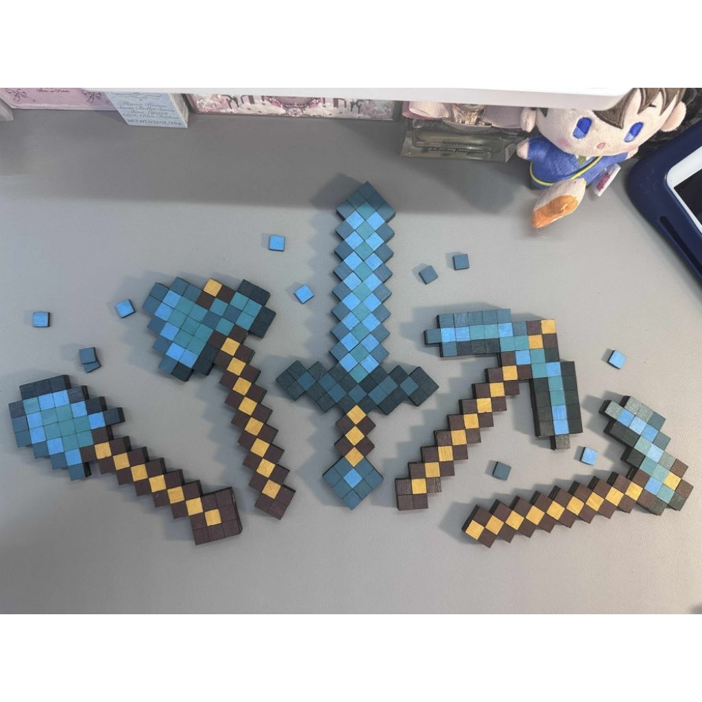 Bộ Công Cụ Minecraft Bằng Gỗ – Pixel Art Kim Cương (Diamond Tools) – Decor Bàn Học