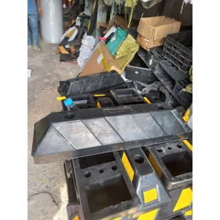chặn bánh xe ô tô ( tặng kèm phụ kiện miễn ship)