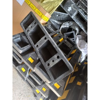 chặn bánh xe ô tô ( tặng kèm phụ kiện miễn ship)