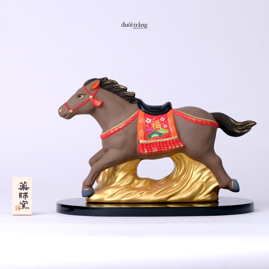 Bính Ngọ "Phi Mã" cưỡi sóng vàng hoạ tiết cành thông Wakamatsu và hoa Mai đỏ kèm kệ đen 13cm - 79 - 