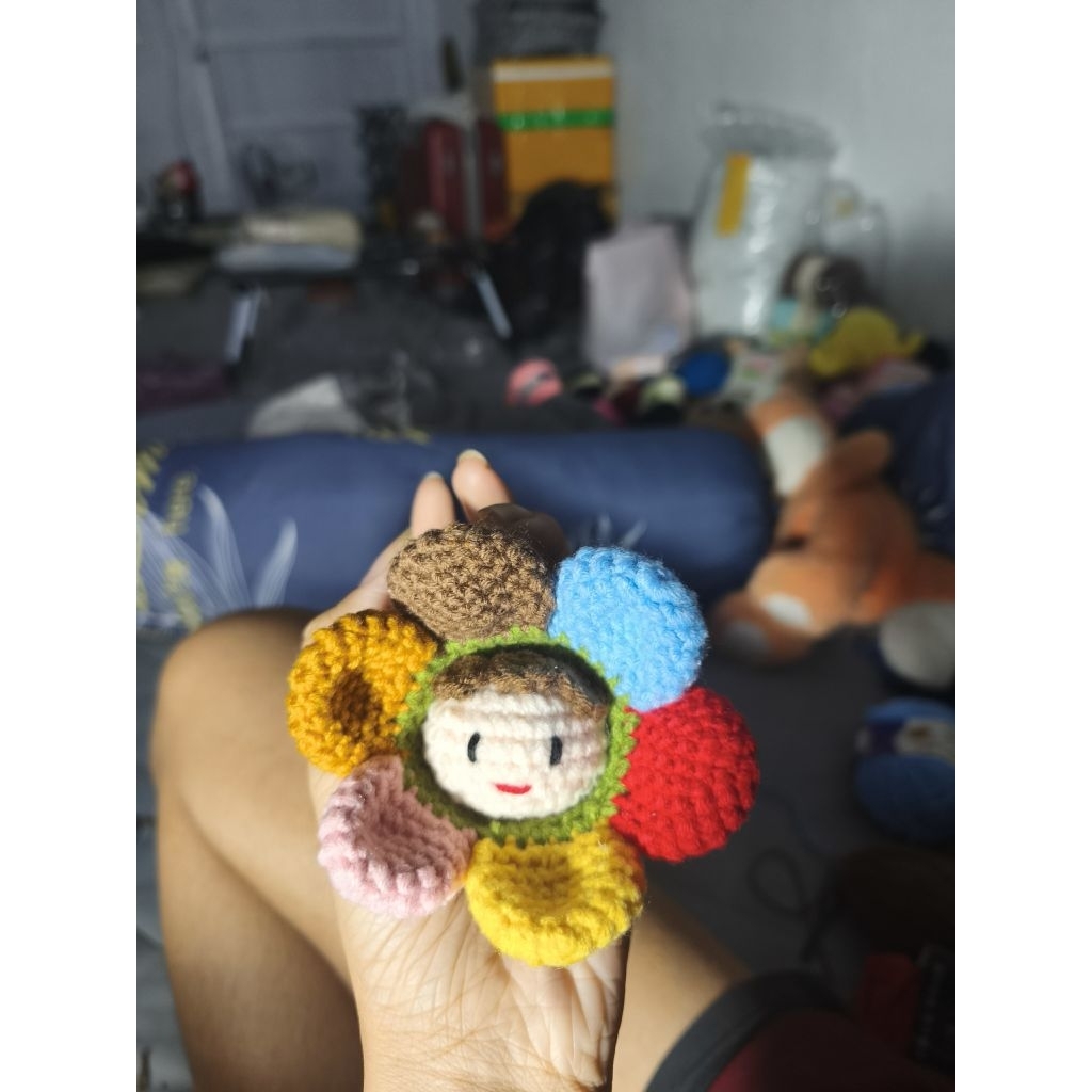 Móc khóa len hình con ong hoa 6 cánh handmade