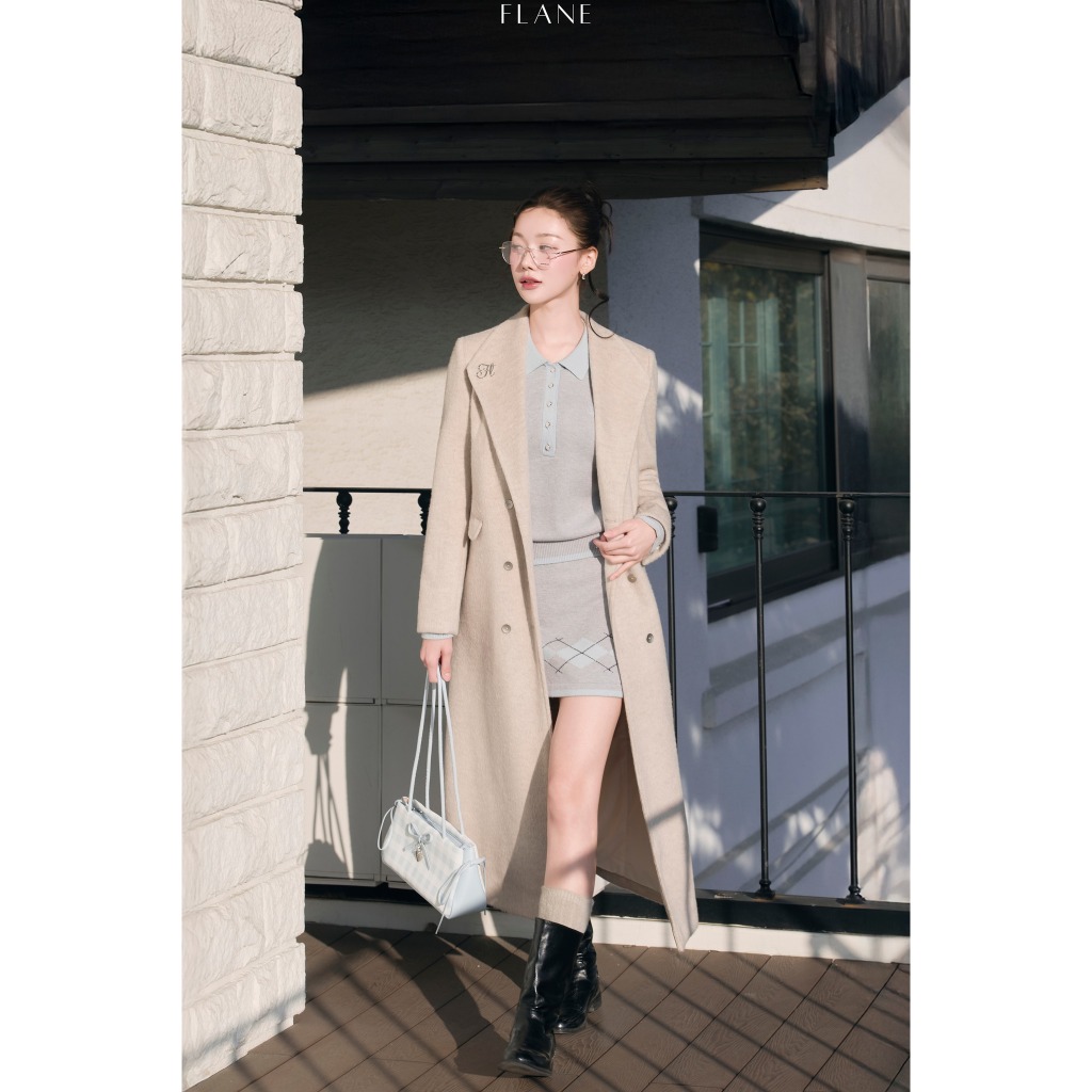 Áo măng tô dạ dài  đai eo đính tag Flane & Áo len ghi cổ polo ngực dệt logo flane xanh &Chân váy len