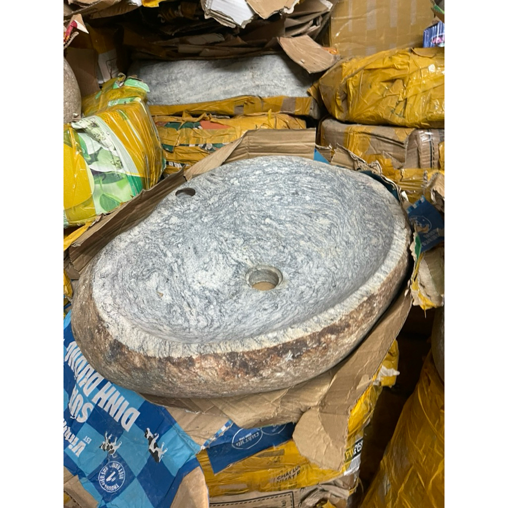 Lavabo đá cuội có lỗ vòi trên chậu